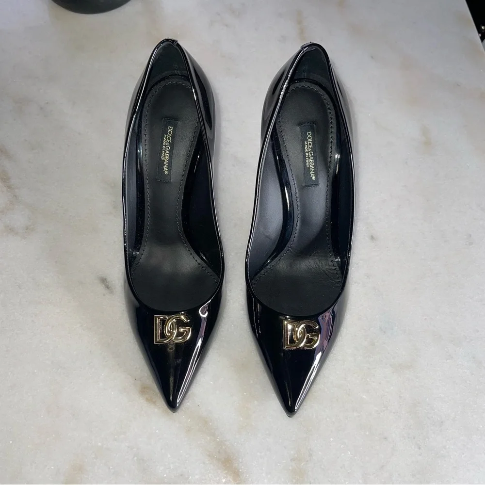 Dolce & Gabbana DG Plaque Pointed Toe Pump in Black Patent Leather New - Picture 7 of 11
